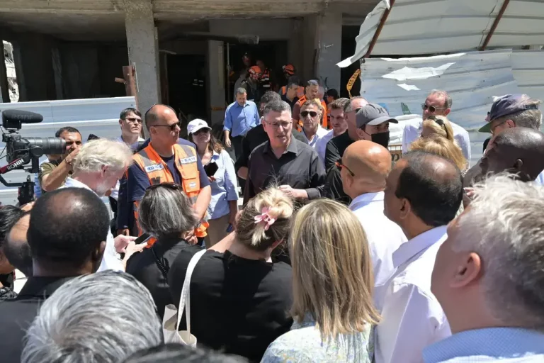 FOTOGRAFÍA. BAT YAM (TEL AVIV) ISRAEL, 18 DE JUNIO DE 2025. El Ministro de Asuntos Exteriores del Estado de Israel, Gideon Saar, ha ofrecido este miércoles dos reuniones informativas, una con los medios de comunicación y otra con más de 30 embajadores -de Italia, Polonia, India, Canadá, República Checa, España, Austria, Noruega, Suecia y otros países- en el lugar del ataque con misiles balísticos en Bat Yam (Gush Dan) en la periferia sur de Tel Aviv , junto con el alcalde de la ciudad, Tzvika Brot. Lasvocesdelpueblo (Ñ Pueblo)