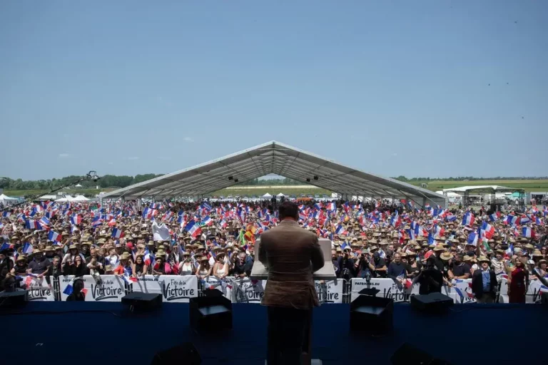 FOTOGRAFÍA. MARMANT-SUR-VERNISSON (FRANCIA), 09 DE JUNIO DE 2025. El presidente de VOX y de Patriots of Europe, Santiago Abascal Conde, ha sido registrado este lunes durante su discurso en el acto multitudinario "Fête de la Victoire (Fiesta de la victoria)", junto a sus homólogos de la coalición patriota europea. Lasvocesdelpueblo (Ñ Pueblo)