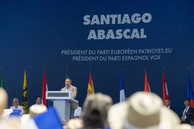 FOTOGRAFÍA. MARMANT-SUR-VERNISSON (FRANCIA), 09 DE JUNIO DE 2025. El presidente de VOX y de Patriots of Europe, Santiago Abascal Conde, ha sido registrado este lunes durante su discurso en el acto multitudinario "Fête de la Victoire (Fiesta de la victoria)"