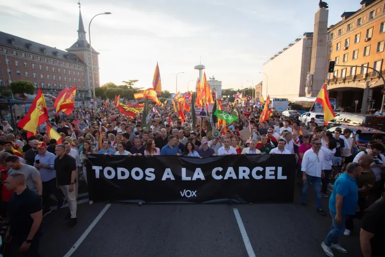 FOTOGRAFÍA. MADRID ) REINO DE ESPAÑA), 13 DE JUNIO DE 2025. El presidente de VOX y de Patriots of Europe, Santiago Abascal Conde (c); junto a la portavoz nacional de Agenda España de VOX y portavoz del Grupo Parlamentario en la Asamblea de Madrid, Isabel Pérez Moñino-Aranda; la portavoz del grupo parlamentario en el Congreso de los Diputados, María José Rodríguez de Millán Parro (Pepa Millán); entre otros dirigentes y diputados de VOX, participa esta tarde y noche a la manifestación titulada "Marcha Hacia Ferraz" -desde el intercambiador de Moncloa hasta la sede nacional del PSOE en calle Ferraz 70 de Madrid-, convocada por VOX y Sindicato Solidaridad bajo lema "Todos a la cárcel". Lasvocesdelpueblo (Ñ Pueblo)