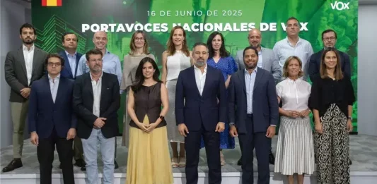 FOTOGRAFÍA. MADRID (REINO DE ESPAÑA), 16 DE JUNIO DE 2025. El presidente de VOX, Santiago Abascal Conde (primera fila, 4 d); y el secretario general de esta formación, Ignacio Garriga Vaz de Conceiçao (primera fila, 3 d); han presentado hoy la nueva foto de familia del Comité Ejecutivo Nacional (CEN), que integran los portavoces nacionales de VOX. La diputada por Barcelona al Parlamento de Cataluña y portavoz adjunta del Grupo Parlamentario en la cámara catalana, María Elisa García Fuster (primera fila, 2 d); como nueva portavoz nacional de Sanidad de VOX; y al diputado por Murcia al Congreso de los Diputados y portavoz de VOX en la Comisión de Educación de la cámara Baja, Joaquín Robles López (Primera fila, 2 i); se suman a José Antonio Fúster Lamelas (segunda fila, i), portavoz nacional de VOX y diputado en la Asamblea de Madrid; María José Rodríguez de Millán Parro (Pepa Millán) 8primera fila, 3 i), portavoz del Grupo Parlamentario de VOX Congreso de los Diputados; Samuel Vázquez Álvarez (segunda fila, 2 d), portavoz nacional de Interior, Inmigración y Seguridad; Rocío de Meer Méndez (segunda fila, 4 d), portavoz nacional de Emergencia Demográfica; Isabel Pérez Moñino-Aranda (segunda fila (5 d), portavoz nacional de Agenda España y portavoz del Grupo Parlamentario en la Asamblea de Madrid; Jorge Buxadé Villalba (segunda fila, 3 i), portavoz de la Delegación de VOX en el Parlamento Europeo/Grupo Patriots o Europe; Carlos Hernández Quero (Carlos H) (segunda fila i), portavoz nacional de Vivienda; José María Figaredo Álvarez-Sala (José María Figaredo) (primera fila i), portavoz nacional de Economía y Energía; Rodrigo Alonso Fernandez, portavoz nacional en materia de Trabajo y Campo; Andrés Alberto Rodríguez Almeida (Alberto Rodríguez) (segunda fila, 2 i), portavoz nacional de Industria; Júlia Calvet Puig (segunda fila, 4 i), portavoz nacional de juventud; y Ainhoa García Flórez (primera fila d), portavoz nacional de Familia y Asuntos Locales. Lasvocesdelpueblo (Ñ Pueblo)