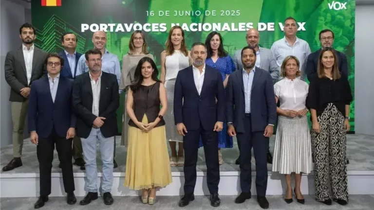 FOTOGRAFÍA. MADRID (REINO DE ESPAÑA), 16 DE JUNIO DE 2025. El presidente de VOX, Santiago Abascal Conde (primera fila, 4 d); y el secretario general de esta formación, Ignacio Garriga Vaz de Conceiçao (primera fila, 3 d); han presentado hoy la nueva foto de familia del Comité Ejecutivo Nacional (CEN), que integran los portavoces nacionales de VOX. La diputada por Barcelona al Parlamento de Cataluña y portavoz adjunta del Grupo Parlamentario en la cámara catalana, María Elisa García Fuster (primera fila, 2 d); como nueva portavoz nacional de Sanidad de VOX; y al diputado por Murcia al Congreso de los Diputados y portavoz de VOX en la Comisión de Educación de la cámara Baja, Joaquín Robles López (Primera fila, 2 i); se suman a José Antonio Fúster Lamelas (segunda fila, i), portavoz nacional de VOX y diputado en la Asamblea de Madrid; María José Rodríguez de Millán Parro (Pepa Millán) 8primera fila, 3 i), portavoz del Grupo Parlamentario de VOX Congreso de los Diputados; Samuel Vázquez Álvarez (segunda fila, 2 d), portavoz nacional de Interior, Inmigración y Seguridad; Rocío de Meer Méndez (segunda fila, 4 d), portavoz nacional de Emergencia Demográfica; Isabel Pérez Moñino-Aranda (segunda fila (5 d), portavoz nacional de Agenda España y portavoz del Grupo Parlamentario en la Asamblea de Madrid; Jorge Buxadé Villalba (segunda fila, 3 i), portavoz de la Delegación de VOX en el Parlamento Europeo/Grupo Patriots o Europe; Carlos Hernández Quero (Carlos H) (segunda fila i), portavoz nacional de Vivienda; José María Figaredo Álvarez-Sala (José María Figaredo) (primera fila i), portavoz nacional de Economía y Energía; Rodrigo Alonso Fernandez, portavoz nacional en materia de Trabajo y Campo; Andrés Alberto Rodríguez Almeida (Alberto Rodríguez) (segunda fila, 2 i), portavoz nacional de Industria; Júlia Calvet Puig (segunda fila, 4 i), portavoz nacional de juventud; y Ainhoa García Flórez (primera fila d), portavoz nacional de Familia y Asuntos Locales. Lasvocesdelpueblo (Ñ Pueblo)