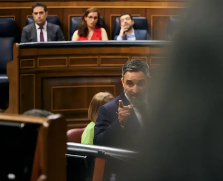 FOTOGRAFÍA. MADRID (REINO DE ESPAÑA), 18 DE 2025. El presidente de VOX y líder opositor español, Santiago Abascal Conde, ha considerado este miércoles que el presidente del Gobierno de España y secretario general del Partido Socialista (PSOE), Pedro Sánchez Pérez-Castejón: "Es usted un corrupto y traidor". Lasvocesdelpueblo (Ñ Pueblo)