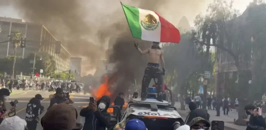 FOTOGRAFÍA. LOS ÁNGELES (CALIFORNIA) ESTADOS UNIDOS DE AMÉRICA, EEUU, 07 DE JUNIO DE 2025. Violencia extrema de los grupos invasores inmigrantes ilegales, atentados por el partido socialista estadounidense migracionista y WOKE "Partido Demócrata" de Joe Biden y Kamala Harris por las calles de Los Ángeles (Estado de California) United States of America (USA) contra las Fuerzas de Seguridad del Estado, principalmente, contra las unidades del Servicio de Inmigración y Control de Aduanas (ICE) y otros funcionarios del Gobierno de Estados Unidos de América que desempeñan funciones federales y apoyan la correcta aplicación de las leyes federales de inmigración. El Presidente Donald John Trump convoca al Ejército (Guardia Nacional) para proteger a los trabajadores del ICE y la Administración Donald John Trump/James David Vance denuncia que "mientras Los Ángeles arde —agentes emboscados, ciudad sumida en el caos—, Kamala Harris, Gavin Newsom y Maxine Waters califican los disturbios y la insurrección de "pacíficos". "A estos izquierdistas no les importa tu seguridad. Se alían con las turbas". "El presidente Trump defiende la ley, orden y aplastará el caos". ICE y captura video ICE/Lasvocesdelpueblo (Ñ Pueblo)