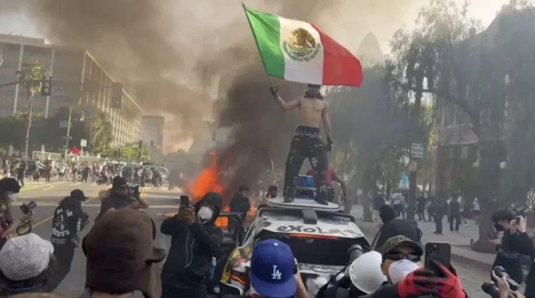 FOTOGRAFÍA. LOS ÁNGELES (CALIFORNIA) ESTADOS UNIDOS DE AMÉRICA, EEUU, 07 DE JUNIO DE 2025. Violencia extrema de los grupos invasores inmigrantes ilegales, atentados por el partido socialista estadounidense migracionista y WOKE "Partido Demócrata" de Joe Biden y Kamala Harris por las calles de Los Ángeles (Estado de California) United States of America (USA) contra las Fuerzas de Seguridad del Estado, principalmente, contra las unidades del Servicio de Inmigración y Control de Aduanas (ICE) y otros funcionarios del Gobierno de Estados Unidos de América que desempeñan funciones federales y apoyan la correcta aplicación de las leyes federales de inmigración. El Presidente Donald John Trump convoca al Ejército (Guardia Nacional) para proteger a los trabajadores del ICE y la Administración Donald John Trump/James David Vance denuncia que "mientras Los Ángeles arde —agentes emboscados, ciudad sumida en el caos—, Kamala Harris, Gavin Newsom y Maxine Waters califican los disturbios y la insurrección de "pacíficos". "A estos izquierdistas no les importa tu seguridad. Se alían con las turbas". "El presidente Trump defiende la ley, orden y aplastará el caos". ICE y captura video ICE/Lasvocesdelpueblo (Ñ Pueblo)