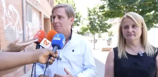 FOTOGRAFÍA. SABADELL (BARECELONA) REINO DE ESPAÑA, 28 DE JUNIO DE 2025. El portavoz de VOX en el Parlamento de Cataluña, Joan Garriga Doménech (i), durante una visita a la Comarca del Valles Occidental junto a la portavoz del Grupo Municipal en el Ayuntamiento de Sabadell y jefa de filas en toda la comarca, Nuria Alejandra Acacio Montesinos (Nuria Acacio) (d) -en Plaza España de Sabadell ()-, que ha concluido en un encuentro y comida con los afiliados, ha advertido este sábado durante una visita a la Comarca del Vallès Occidental del "avance imparable del separatismo", tras la sentencia del Tribunal Constitucional sobre la ley corrupta de amnistía criminal. Lasvocesdelpueblo (Ñ Pueblo)