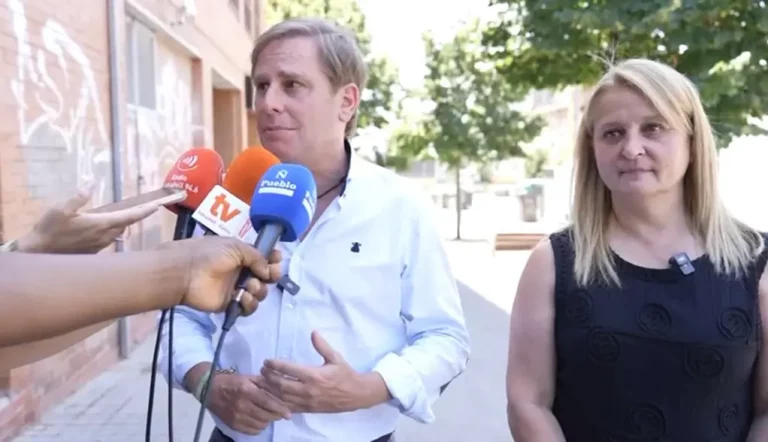 FOTOGRAFÍA. SABADELL (BARECELONA) REINO DE ESPAÑA, 28 DE JUNIO DE 2025. El portavoz de VOX en el Parlamento de Cataluña, Joan Garriga Doménech (i), durante una visita a la Comarca del Valles Occidental junto a la portavoz del Grupo Municipal en el Ayuntamiento de Sabadell y jefa de filas en toda la comarca, Nuria Alejandra Acacio Montesinos (Nuria Acacio) (d) -en Plaza España de Sabadell ()-, que ha concluido en un encuentro y comida con los afiliados, ha advertido este sábado durante una visita a la Comarca del Vallès Occidental del "avance imparable del separatismo", tras la sentencia del Tribunal Constitucional sobre la ley corrupta de amnistía criminal. Lasvocesdelpueblo (Ñ Pueblo)