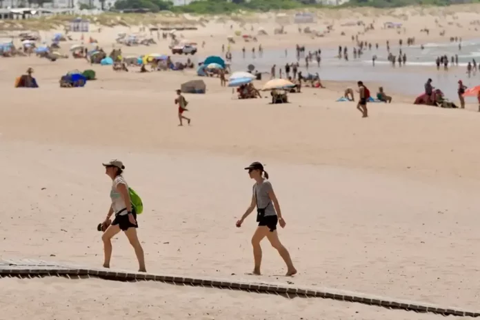 Imagen de la playa de Chiclana de la Frontera (Cádiz). Efe FOTOGRAFÍA. CÁDIZ (ANDALUCÍA) REINO DE ESPAÑA, 31 DE MAYO DE 2025. Imagen de la playa de Chiclana de la Frontera (Cádiz). Efe
