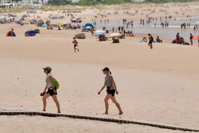 FOTOGRAFÍA. CÁDIZ (ANDALUCÍA) REINO DE ESPAÑA, 31 DE MAYO DE 2025. Imagen de la playa de Chiclana de la Frontera (Cádiz). Efe