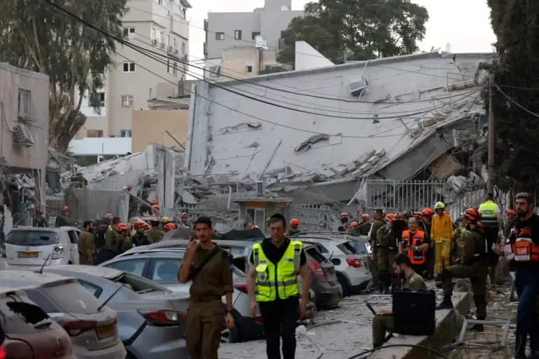 FOTOGRAFÍA. BNEI BRAK (ISRAEL), 16 DE JUNIO DE 2025. Rescatistas trabajan cerca de un edificio dañado tras el ataque de un misil iraní en Bnei Brak, al este de Tel Aviv, el 16 de junio de 2025. Afp