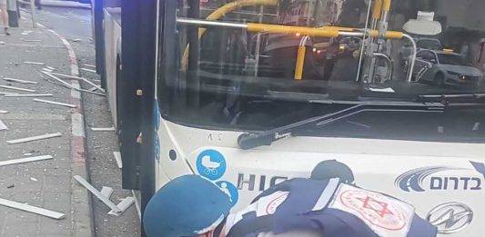 FOTOGRAFÍA. BEERSEBA (TEL AVIV) ISRAEL, 23 DE JUNIO DE 2025. En un primer informe, el servicio de Emergencia Magen David Adom o Maguén David Adom de Israel (MDA) dijo el ataque de los Ayatolas ISIS con al menos 15 misiles balísticos -de los que el Ejército israelí Tzáhal interceptó 14- "tras el impacto del misil" en Beerseba, "en el sur de Israel, hasta el momento, los equipos de la MDA han declarado la muerte de tres personas: dos personas con heridas moderadas han sido evacuadas al hospital y aproximadamente seis personas con heridas leves están siendo tratadas en el lugar". Poco después, MDA añadió en otro reporte que "a las 07:45 horas, en el sitio del sur de Israel: 4 muertos, 2 heridos moderados, 20 lesiones menores y ansiedad. Los equipos de MDA continúan con las operaciones de búsqueda y rescate. Actualizaciones a seguir". El ataque, que podría ser el último, coincido con el anuncio del acuerdo sobre el alto de fuego entre Israel e Irán, que en las próximas horas se convertirá en el pacto del fin de "La Guerra de los 12 Días" tras los éxitos históricos de las campañas de Jerusalén y Washington en Irán contra totas las centrales nucleares e instalaciones y fábricas de misiles balísticos del régimen islamofascista: «Operación León Ascendente (AM Kalavi) de Israel desde el pasado viernes 13 de junio de 2025; una campaña que completó EEUU la madrugada del sábado 21 de junio de 2025 con una destrucción total de todas las instalaciones nucleares iraníes bajo título «Operación Martillo de Medianoche (Operation Midnight Hammer)". Lasvocesdelpueblo (Ñ Pueblo)