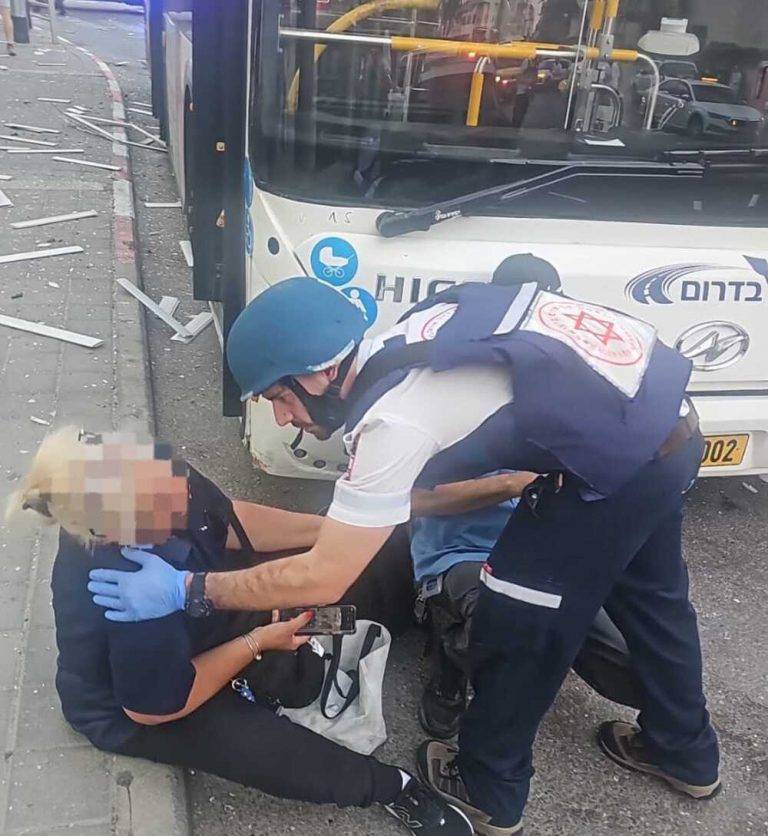 FOTOGRAFÍA. BEERSEBA (TEL AVIV) ISRAEL, 23 DE JUNIO DE 2025. En un primer informe, el servicio de Emergencia Magen David Adom o Maguén David Adom de Israel (MDA) dijo el ataque de los Ayatolas ISIS con al menos 15 misiles balísticos -de los que el Ejército israelí Tzáhal interceptó 14- "tras el impacto del misil" en Beerseba, "en el sur de Israel, hasta el momento, los equipos de la MDA han declarado la muerte de tres personas: dos personas con heridas moderadas han sido evacuadas al hospital y aproximadamente seis personas con heridas leves están siendo tratadas en el lugar". Poco después, MDA añadió en otro reporte que "a las 07:45 horas, en el sitio del sur de Israel: 4 muertos, 2 heridos moderados, 20 lesiones menores y ansiedad. Los equipos de MDA continúan con las operaciones de búsqueda y rescate. Actualizaciones a seguir". El ataque, que podría ser el último, coincido con el anuncio del acuerdo sobre el alto de fuego entre Israel e Irán, que en las próximas horas se convertirá en el pacto del fin de "La Guerra de los 12 Días" tras los éxitos históricos de las campañas de Jerusalén y Washington en Irán contra totas las centrales nucleares e instalaciones y fábricas de misiles balísticos del régimen islamofascista: «Operación León Ascendente (AM Kalavi) de Israel desde el pasado viernes 13 de junio de 2025; una campaña que completó EEUU la madrugada del sábado 21 de junio de 2025 con una destrucción total de todas las instalaciones nucleares iraníes bajo título «Operación Martillo de Medianoche (Operation Midnight Hammer)". Lasvocesdelpueblo (Ñ Pueblo)