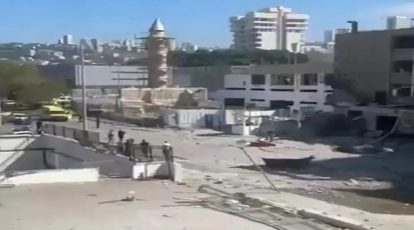 FOTOGRAFÍA. BARRIO DE WADI NISNAS (HAIFA) ISRAEL, 20 DE JUNIO DE 2025. El régimen islamofascista de Irán lanza una andanada de misiles balísticos contra Haifa (Israel), una ciudad donde judíos y árabes viven juntos en paz. Uno de los misiles cae cerca de la mezquita Al-Jarina, en el barrio Wadi Nisnas. Los Ayatolas ISIS hirieron en su intento de masacre de civiles israelíes en suelo soberano de Israel a clérigos musulmanes que se encontraban en la mezquita; se ha registrado un total de 17 heridos (3 graves). A 45 km de Haifa, en Carmiel, se ha registra una muerte, se trata de una mujer de 51 años, por paro cardiaco en el refugio. Captura Vídeo/Lasvocesdelpueblo (Ñ Pueblo)