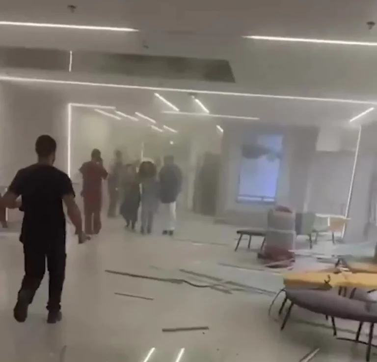 FOTOGRAFÍA. BEER SHEVA (TEL AVIV) ISRAEL, 19 D EJUNIO DE 2025. Los islamofascistas Ayatolas ISIS que ocupan el poder en la República Islámica de Irán han atacado con misil balístico el Hospital Soroka en Beer Sheva (Tel Aviv); un centro hospitalario que atiende a más de un millón de ciudadanos en Israel, entre ellos beduinos, judíos, cristianos y árabes. Captura vídeo/Lasvocesdelpueblo (Ñ Pueblo) 