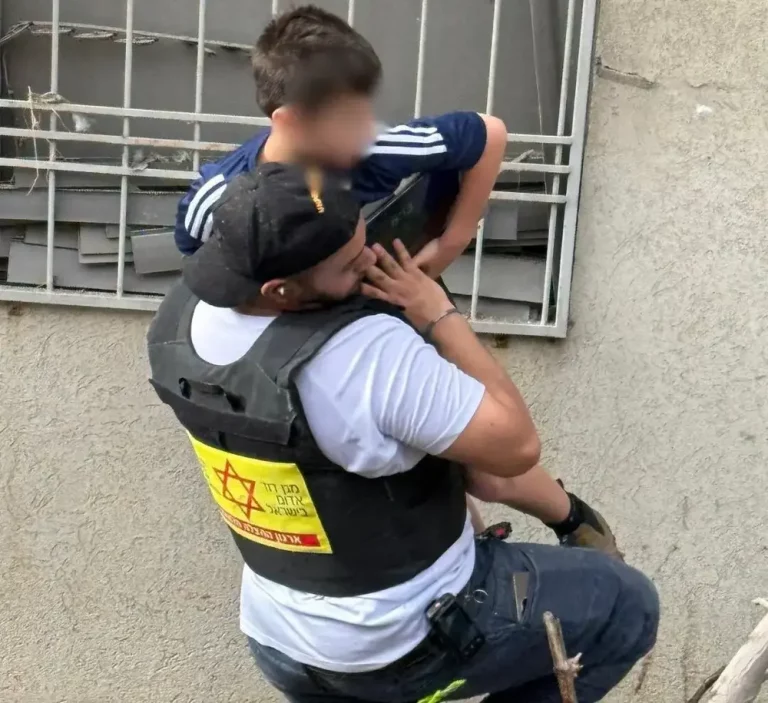 FOTOGRAFÍA. ÁEREA METROPOLITANA DE TEL AVIV 8TEL AVIV) ISRAEL, 22 DE JUNIO DE 2025. 22 DE JUNIO DE 2025. El régimen de los Ayatolas ISIS ha atacado este domingo a las poblaciones civiles en Israel con misiles balísticos dejando 23 heridos, entre ellos 2 moderados y 21 leves, en la Área Metropolitana de Tel Aviv. Los servicios de emergencia de "Magen David Adom" o "Maguén David Adom de Israel" se han desplegados en la zona juntos a las Fuerzas de Defensa de israel (FDI) del Ejército israel Tzáhal y los agentes de la Policía de Israel para rescatar entre escombros a los damnificados refugiados en los búnkeres de sus casas o edificios en ruina. Lasvocesdelpueblo (Ñ Pueblo) 