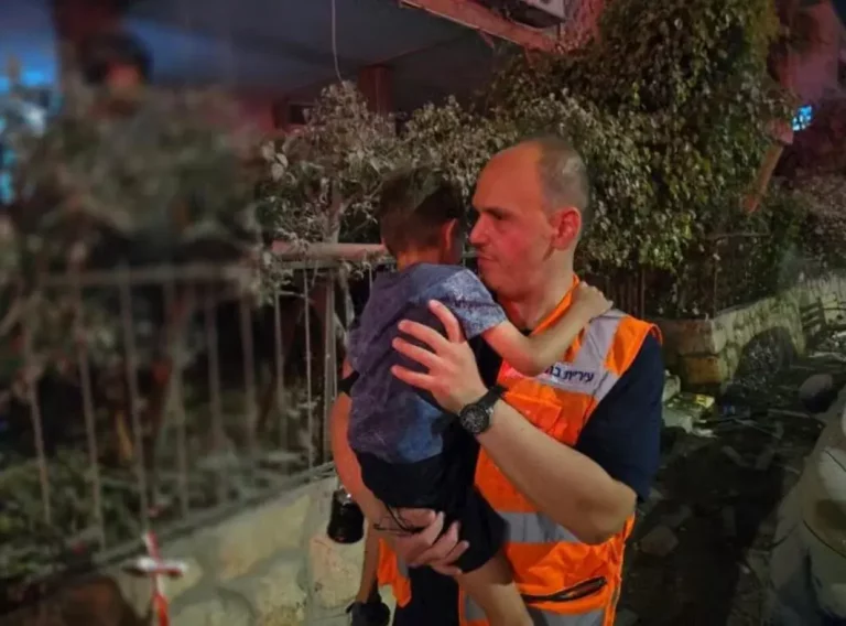 FOTOGRAFÍA. HAIFA/TEL-AVIV (NORTE DE ISRAEL) ESTADO DE ISRAEL, 13 Y 14 DE JUNIO DE 2025. Irán busca el terror entre civiles israelíes. El pueblo de Israel ya ha registrado un total de 9 muertos, más de 152 heridos y varios desaparecidos entre los escombros de edificios residenciales, en su mayoría en la parte musulmana de la tierra Santa. Los ayatolas ISIS atacan zonas residenciales en Israel y asesinan a los civiles dejando más de un centenar de heridos y varios desaparecidos. 4 mujeres, entre ellas una madre y sus dos hijas (de 13 y 20 años), toda esta familia musulmana: Manar al-Qassem Abu al-Hija Khatib y sus dos hijas, Hala y Shada, junto con su familiar Manar Diab Khatib. Además, Este sábado Israel Aloni y Yevgenia Blinder murieron a causa de un misil en un barrio residencial de El Centro; y el viernes 13 de junio de 2025, Etti Cohen Angel murió después de resultar gravemente herido por el ataque de un misil en un barrio residencial. Lasvocesdelpueblo (Ñ Pueblo)