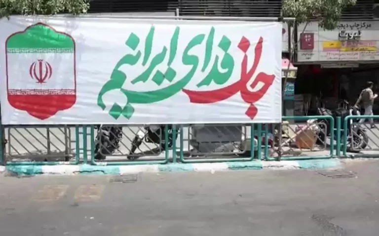 FOTOGRAFÍA. TEHERÁN (IRÁN), 24 DE JUNIO DE 2025. en la imagen una propaganda de la tiranía islamofascista de ultraizquierda perteneciente a la rama extremista del Islam, el Chiismo, en Teherán este martes. El llamado "Consejo Supremo de Seguridad Nacional" del régimen de los ayatolas ISIS que ocupan el poder en la República islámica de Irán ha confirmado este martes, 24 de junio de 2025, que se ha alcanzado un "alto el fuego con Israel", que solicitaron ante el presidente de los Estados Unidos de América (EEUU), Donald John Trump. Captura vídeo/Lasvocesdelpueblo (Ñ Pueblo)