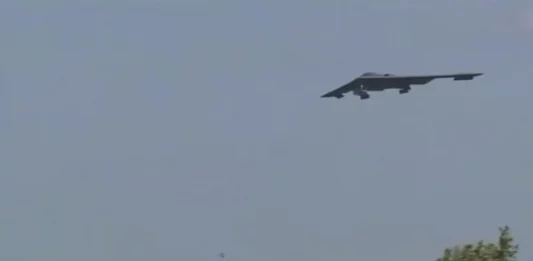 FOTOGRAFÍA. TAMPA (FLORIDA) ESTADOS UNIDOS DE AMÉRICA, 21 DE JUNIO DE 2025. En la imagen, uno de los 7 aviones de combate de la Operación Martillo de Medianoche (Operation Midnight Hammer) el "paquete" principal del ataque de los Estados unidos de América (EEUU) contra las instalaciones nucleares de los ayatolas ISIS en suelo soberano de la República Islámica de Irán esta madruga llamado "bombarderos Northrop Grumman B-2 Spirit", cada uno con dos miembros de la escuadrón, se procedió calmamente al Oeste con comunicaciones mínimas, que regresa a casa tras completar la campaña iniciada por Israel el pasado viernes 13 de junio de 2025 llamada Operación León Ascendente (Am Kalavi). Todas las instalaciones nucleares de Irán han sido destruidas, confirman Washington e Jerusalén, una información que se puede comprobar en la respuesta de las autoridades supervivientes de Teherán; Israel eliminó toda la cúpula militar y toda la cúpula científica del nuclear iraní y destruyó prácticamente todas las instalaciones y fábricas de misiles balísticos del régimen islamofascista de ultraizquierda chií, rama extremistas y terrorista del islam. Lasvocesdelpueblo (Ñ pueblo)