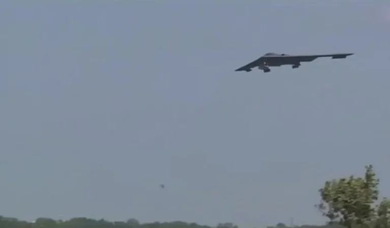 FOTOGRAFÍA. TAMPA (FLORIDA) ESTADOS UNIDOS DE AMÉRICA, 21 DE JUNIO DE 2025. En la imagen, uno de los 7 aviones de combate de la Operación Martillo de Medianoche (Operation Midnight Hammer) el "paquete" principal del ataque de los Estados unidos de América (EEUU) contra las instalaciones nucleares de los ayatolas ISIS en suelo soberano de la República Islámica de Irán esta madruga llamado "bombarderos Northrop Grumman B-2 Spirit", cada uno con dos miembros de la escuadrón, se procedió calmamente al Oeste con comunicaciones mínimas, que regresa a casa tras completar la campaña iniciada por Israel el pasado viernes 13 de junio de 2025 llamada Operación León Ascendente (Am Kalavi). Todas las instalaciones nucleares de Irán han sido destruidas, confirman Washington e Jerusalén, una información que se puede comprobar en la respuesta de las autoridades supervivientes de Teherán; Israel eliminó toda la cúpula militar y toda la cúpula científica del nuclear iraní y destruyó prácticamente todas las instalaciones y fábricas de misiles balísticos del régimen islamofascista de ultraizquierda chií, rama extremistas y terrorista del islam. Lasvocesdelpueblo (Ñ pueblo)