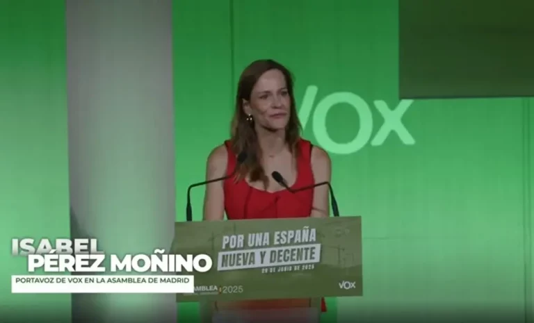 FOTOGRAFÍA. MADRID (REINO DE ESPAÑA), 29 DE JUNIO DE 2025. El presidente de esta organización política y de Patriots of Europe, Santiago Abascal Conde; el secretario General, Ignacio Garriga Vaz de Conceiçao; la portavoz de la portavoz de Agenda España y portavoz del Grupo Parlamentario en la Asamblea de Madrid, Isabel Pérez Moñino-Aranda ("Isabel La Buena) (en la imagen); el portavoz adjunto del Grupo Parlamentario de VOX en el Congreso de los Diputados y portavoz nacional de Economía, José María Figaredo Álvarez-Sala (José María Figaredo); y el portavoz nacional de Vivienda, Carlos Hernández Quero (Carlos H) participan este domingo en la Asamblea General Ordinaria 2025 de VOX bajo lema "Por una España Nueva y Decente", en el Auditorium Mutua Madrileña, ubicado en la calle de Eduardo Dato, 20, de Madrid. Lasvocesdelpueblo (Ñ Pueblo)