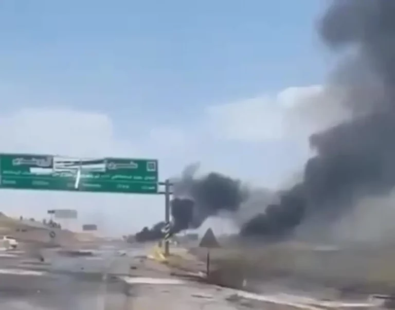FOTOGRAFÍA. KERMANSHAH (REPÚBLICA ISLÁMICA DE IRÁN), 14 DE JUNIO DE 2025. Varias imágenes de testigos muestran el control total de Israel del espacio aéreo iraní, con operaciones de la Fuerza Área de Israel (FAI) sin resistencia alguna de Irán en plena luz del día, por ejemplo en Kermanshah, una ciudad capital de la provincia de Kermanshah, ubicada en la zona occidental de Irán, que además está situada a 525 kilómetros de la capital del país, Teherán, y se encuentra a 80 kilómetros de la frontera con Irak. Captura vídeo/Lasvocesdelpueblo (Ñ Pueblo)