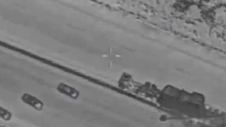 FOTOGRAFÍA. TEHERÁN (IRÁN), 16 D EJUNIO DE 2025. La Fuerza Aérea de Israel (FAI) del Ejercito israelí, el Tzáhal, ha atacado este lunes dos aviones de combate F-14 n un aeropuerto de Teherán y células de lanzamiento de misiles balísticos por las calles y en zonas de lanzamientos en Irán. Captura vídeo Tzáhal/Lasvocesdelpueblo (Ñ Pueblo)