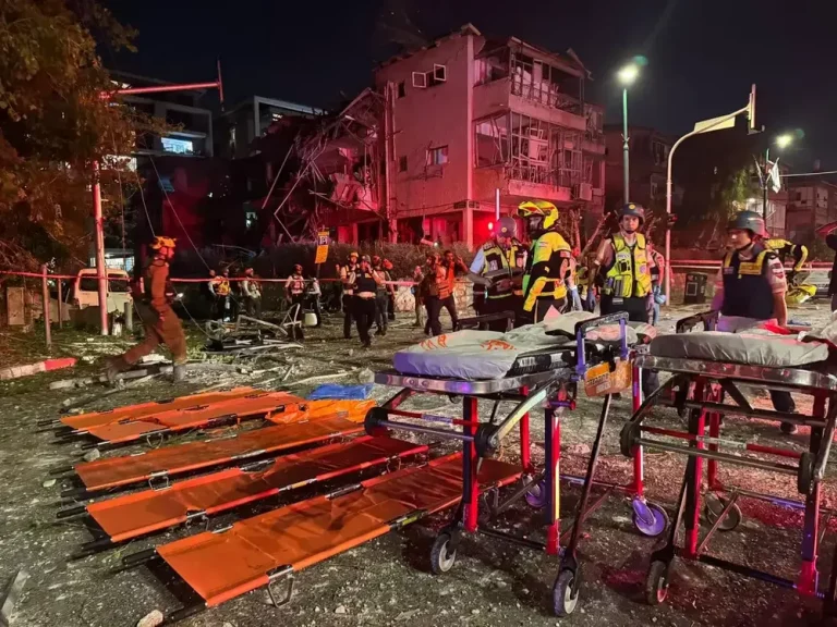 FOTOGRAFÍA. GUSH DAN (TEL AVIV-YAFO (ISRAEL), 13 DE JUNIO DE 2025. confirman al menos 34 heridos, dos de ellos graves), en el ataque con 150 misiles balísticos de los islamofascistas Ayatolas ISIS de República Islámica de Irán contra los civiles en el suelo soberano de Israel. "Magen David Adom/Lasvocesdelpueblo (Ñ Pueblo)