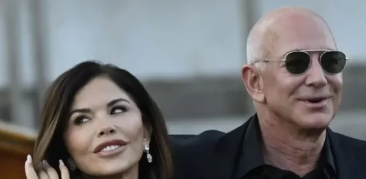 FOTOGRAFÍA. VENECIA (ITALIA), 28 DE JUNIO DE 2025. El fundador de Amazon, Jeffrey Preston Bezos (Jeff Bezos) (d), y la reportera de entretenimiento y presentadora de noticias de medios estadounidenses Lauren Wendy Sánchez, en Venecia (Italia) el 28 de junio de 2025. Efe