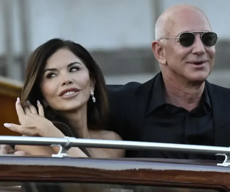 FOTOGRAFÍA. VENECIA (ITALIA), 28 DE JUNIO DE 2025. El fundador de Amazon, Jeffrey Preston Bezos (Jeff Bezos) (d), y la reportera de entretenimiento y presentadora de noticias de medios estadounidenses Lauren Wendy Sánchez, en Venecia (Italia) el 28 de junio de 2025. Efe