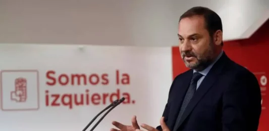 FOTOGRAFÍA. MADRID (ESPAÑA), 18 DE NOVIEMBRE DE 2019. El secretario de Organización del PSOE, José Luis Ábalos, durante una rueda de prensa en la sede de Ferraz. El PSOE preguntará a su militancia el próximo sábado, día 23, si apoya el acuerdo que el líder de la organización, Pedro Sánchez, firmó con Pablo Iglesias la semana pasada, y lo hará con esta pregunta: "¿Apoyas el acuerdo alcanzado entre el PSOE y Unidas Podemos para formar un Gobierno progresista de coalición?". Efe