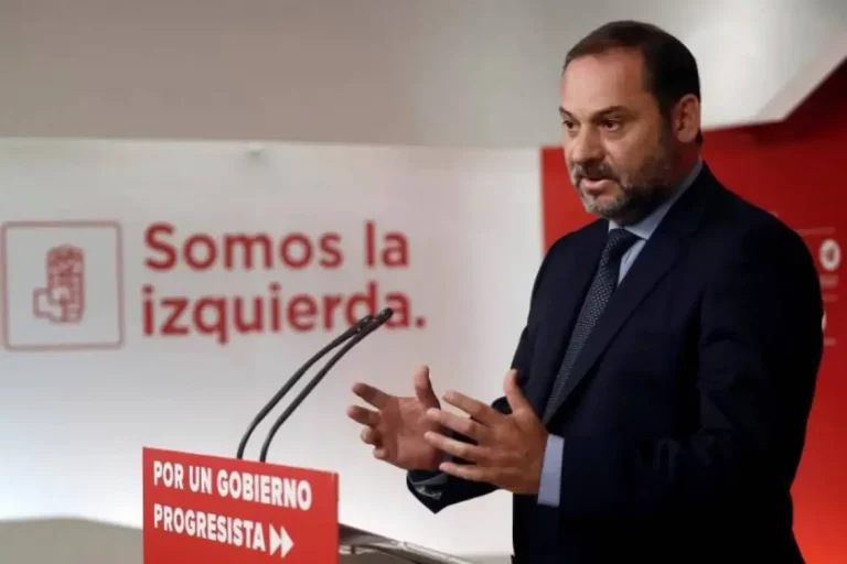 FOTOGRAFÍA. MADRID (ESPAÑA), 18 DE NOVIEMBRE DE 2019. El secretario de Organización del PSOE, José Luis Ábalos, durante una rueda de prensa en la sede de Ferraz. El PSOE preguntará a su militancia el próximo sábado, día 23, si apoya el acuerdo que el líder de la organización, Pedro Sánchez, firmó con Pablo Iglesias la semana pasada, y lo hará con esta pregunta: "¿Apoyas el acuerdo alcanzado entre el PSOE y Unidas Podemos para formar un Gobierno progresista de coalición?". Efe
