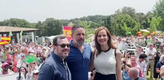 FOTOGRAFÍA. NAVALAGAMELLA (COMUNIDAD DE MADRID) REINO DE ESPAÑA. 01 DE JUNIO DE 2025. El presidente de VOX, Santiago Abascal Conde; junto a la portavoz nacional de VOX en Agenda España y portavoz del grupo Parlamentario en la Asamblea de Madrid, Isabel Pérez Moñino-Aranda; y al presidente del Comité Ejecutivo (CEP) de VOX en la provincia de Madrid, José Antonio Fuster Lamelas; ha participado este mediodía en una comida multitudinaria, de más de "1.300 personas", en Navalagamella, un municipio y localidad española de la Comunidad de Madrid y término municipal que tiene una población de 3.111 habitantes, según datos del Instituto Nacional de Estadística (INE) para 2024. Lasvocesdelpueblo (Ñ Pueblo) 
