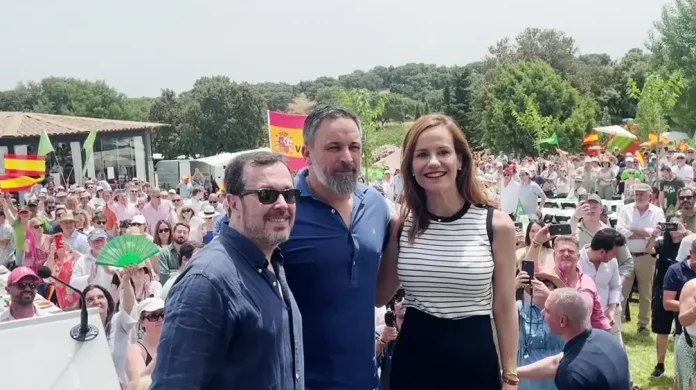José Antonio Fuster Lamelas, Santiago Abascal Conde, Isabel Pérez Moñino-Aranda en Navalagamella (Comunidad de Madrid), comida con afiliados de VOX (1) FOTOGRAFÍA. NAVALAGAMELLA (COMUNIDAD DE MADRID) REINO DE ESPAÑA. 01 DE JUNIO DE 2025. El presidente de VOX, Santiago Abascal Conde; junto a la portavoz nacional de VOX en Agenda España y portavoz del grupo Parlamentario en la Asamblea de Madrid, Isabel Pérez Moñino-Aranda; y al presidente del Comité Ejecutivo (CEP) de VOX en la provincia de Madrid, José Antonio Fuster Lamelas; ha participado este mediodía en una comida multitudinaria, de más de "1.300 personas", en Navalagamella, un municipio y localidad española de la Comunidad de Madrid y término municipal que tiene una población de 3.111 habitantes, según datos del Instituto Nacional de Estadística (INE) para 2024. Lasvocesdelpueblo (Ñ Pueblo)