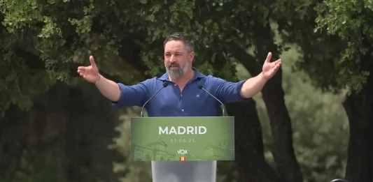 FOTOGRAFÍA. NAVALAGAMELLA (COMUNIDAD DE MADRID) REINO DE ESPAÑA. 01 DE JUNIO DE 2025. El presidente de VOX, Santiago Abascal Conde; junto a la portavoz nacional de VOX en Agenda España y portavoz del grupo Parlamentario en la Asamblea de Madrid, Isabel Pérez Moñino-Aranda; y al presidente del Comité Ejecutivo (CEP) de VOX en la provincia de Madrid, José Antonio Fuster Lamelas; ha participado este mediodía en una comida multitudinaria, de más de "1.300 personas", en Navalagamella, un municipio y localidad española de la Comunidad de Madrid y término municipal que tiene una población de 3.111 habitantes, según datos del Instituto Nacional de Estadística (INE) para 2024. Lasvocesdelpueblo (Ñ Pueblo) 