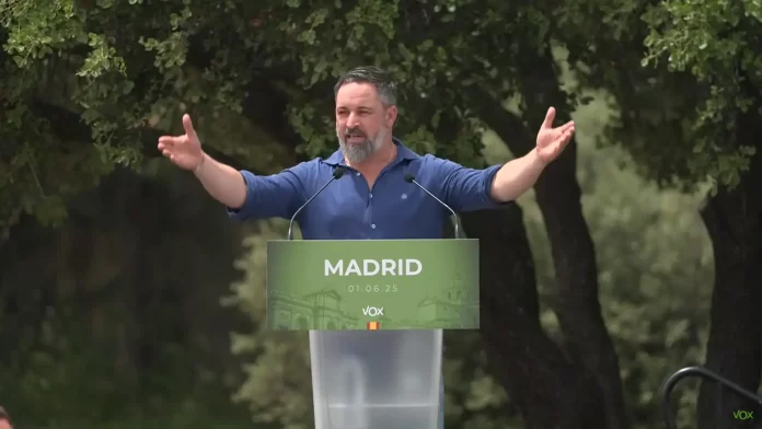 José Antonio Fuster Lamelas, Santiago Abascal Conde, Isabel Pérez Moñino-Aranda en Navalagamella (Comunidad de Madrid), comida con afiliados de VOX (2) FOTOGRAFÍA. NAVALAGAMELLA (COMUNIDAD DE MADRID) REINO DE ESPAÑA. 01 DE JUNIO DE 2025. El presidente de VOX, Santiago Abascal Conde; junto a la portavoz nacional de VOX en Agenda España y portavoz del grupo Parlamentario en la Asamblea de Madrid, Isabel Pérez Moñino-Aranda; y al presidente del Comité Ejecutivo (CEP) de VOX en la provincia de Madrid, José Antonio Fuster Lamelas; ha participado este mediodía en una comida multitudinaria, de más de "1.300 personas", en Navalagamella, un municipio y localidad española de la Comunidad de Madrid y término municipal que tiene una población de 3.111 habitantes, según datos del Instituto Nacional de Estadística (INE) para 2024. Lasvocesdelpueblo (Ñ Pueblo)