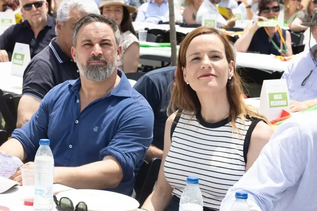FOTOGRAFÍA. NAVALAGAMELLA (COMUNIDAD DE MADRID) REINO DE ESPAÑA. 01 DE JUNIO DE 2025. El presidente de VOX, Santiago Abascal Conde (i); junto a la portavoz nacional de VOX en Agenda España y portavoz del grupo Parlamentario en la Asamblea de Madrid, Isabel Pérez Moñino-Aranda (d); y al presidente del Comité Ejecutivo (CEP) de VOX en la provincia de Madrid, José Antonio Fuster Lamelas; ha participado este mediodía en una comida multitudinaria, de más de "1.300 personas", en Navalagamella, un municipio y localidad española de la Comunidad de Madrid y término municipal que tiene una población de 3.111 habitantes, según datos del Instituto Nacional de Estadística (INE) para 2024. Lasvocesdelpueblo (Ñ Pueblo)