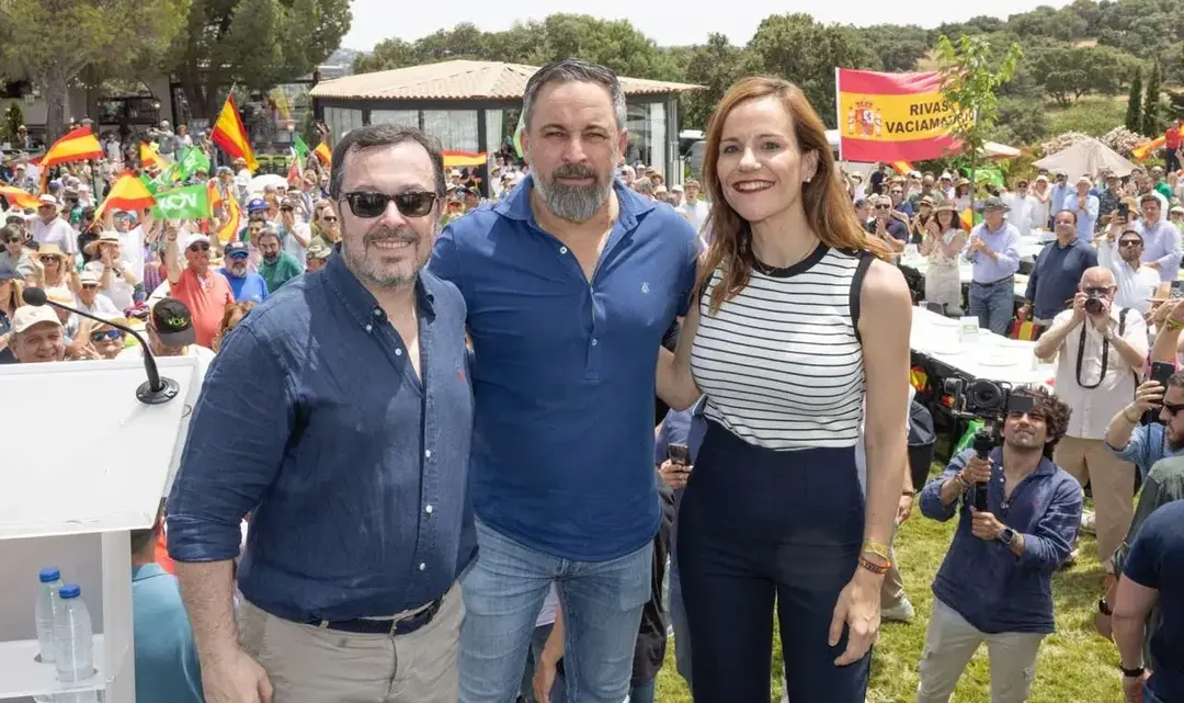 FOTOGRAFÍA. NAVALAGAMELLA (COMUNIDAD DE MADRID) REINO DE ESPAÑA. 01 DE JUNIO DE 2025. El presidente de VOX, Santiago Abascal Conde (c); junto a la portavoz nacional de VOX en Agenda España y portavoz del grupo Parlamentario en la Asamblea de Madrid, Isabel Pérez Moñino-Aranda (d); y al presidente del Comité Ejecutivo (CEP) de VOX en la provincia de Madrid, José Antonio Fuster Lamelas (i); ha participado este mediodía en una comida multitudinaria, de más de "1.300 personas", en Navalagamella, un municipio y localidad española de la Comunidad de Madrid y término municipal que tiene una población de 3.111 habitantes, según datos del Instituto Nacional de Estadística (INE) para 2024. Lasvocesdelpueblo (Ñ Pueblo)