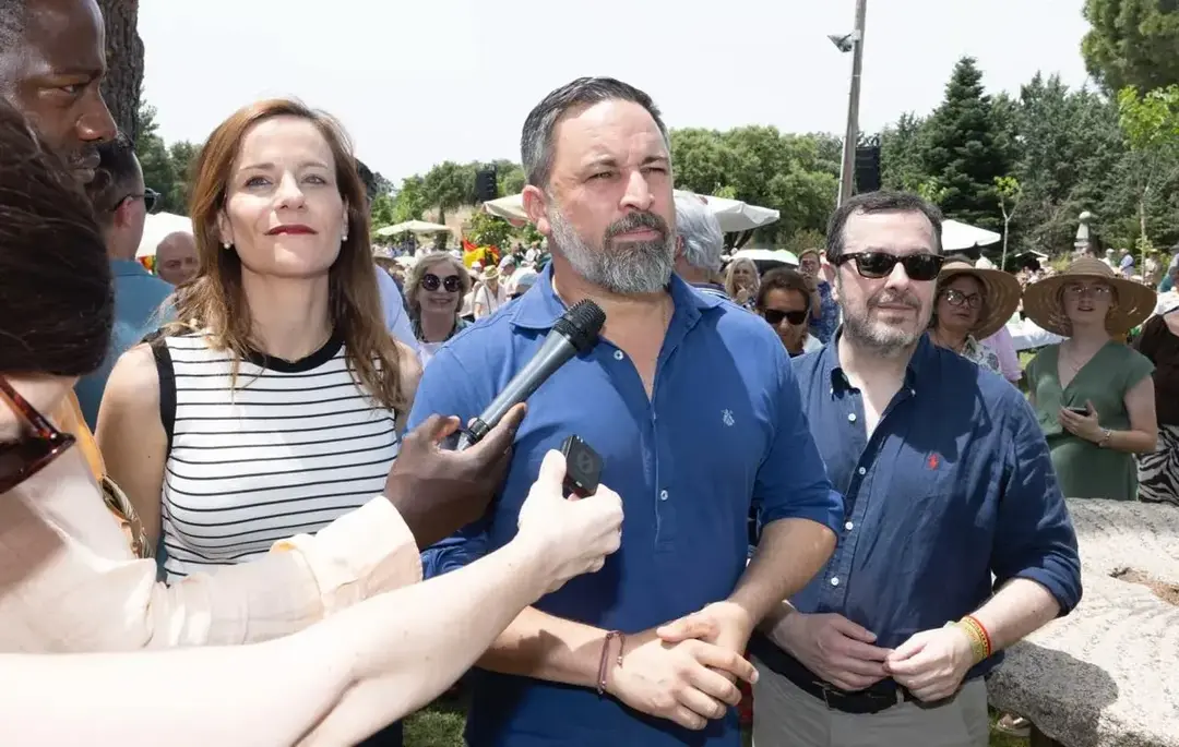 FOTOGRAFÍA. NAVALAGAMELLA (COMUNIDAD DE MADRID) REINO DE ESPAÑA. 01 DE JUNIO DE 2025. El presidente de VOX, Santiago Abascal Conde (c); junto a la portavoz nacional de VOX en Agenda España y portavoz del grupo Parlamentario en la Asamblea de Madrid, Isabel Pérez Moñino-Aranda (i); y al presidente del Comité Ejecutivo (CEP) de VOX en la provincia de Madrid, José Antonio Fuster Lamelas (d); ha participado este mediodía en una comida multitudinaria, de más de "1.300 personas", en Navalagamella, un municipio y localidad española de la Comunidad de Madrid y término municipal que tiene una población de 3.111 habitantes, según datos del Instituto Nacional de Estadística (INE) para 2024. Lasvocesdelpueblo (Ñ Pueblo)