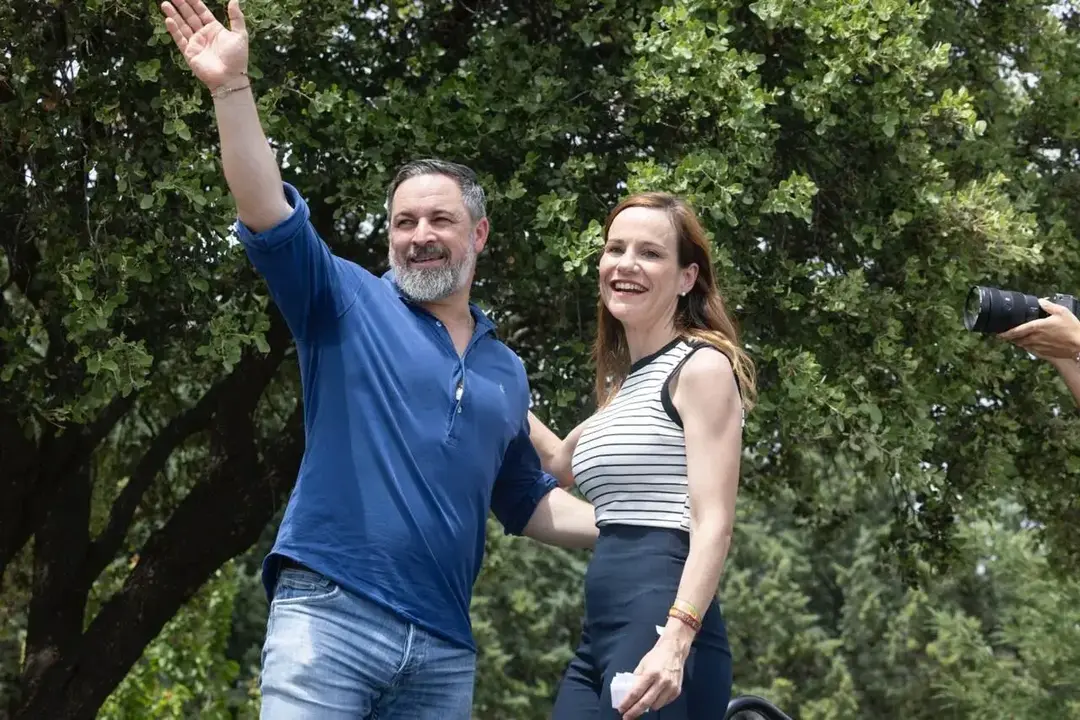 FOTOGRAFÍA. NAVALAGAMELLA (COMUNIDAD DE MADRID) REINO DE ESPAÑA. 01 DE JUNIO DE 2025. El presidente de VOX, Santiago Abascal Conde (i); junto a la portavoz nacional de VOX en Agenda España y portavoz del grupo Parlamentario en la Asamblea de Madrid, Isabel Pérez Moñino-Aranda (d); y al presidente del Comité Ejecutivo (CEP) de VOX en la provincia de Madrid, José Antonio Fuster Lamelas; ha participado este mediodía en una comida multitudinaria, de más de "1.300 personas", en Navalagamella, un municipio y localidad española de la Comunidad de Madrid y término municipal que tiene una población de 3.111 habitantes, según datos del Instituto Nacional de Estadística (INE) para 2024. Lasvocesdelpueblo (Ñ Pueblo)