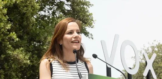 FOTOGRAFÍA. NAVALAGAMELLA (COMUNIDAD DE MADRID) REINO DE ESPAÑA. 01 DE JUNIO DE 2025. El presidente de VOX, Santiago Abascal Conde; junto a la portavoz nacional de VOX en Agenda España y portavoz del grupo Parlamentario en la Asamblea de Madrid, Isabel Pérez Moñino-Aranda (en la imagen); y al presidente del Comité Ejecutivo (CEP) de VOX en la provincia de Madrid, José Antonio Fuster Lamelas; ha participado este mediodía en una comida multitudinaria, de más de "1.300 personas", en Navalagamella, un municipio y localidad española de la Comunidad de Madrid y término municipal que tiene una población de 3.111 habitantes, según datos del Instituto Nacional de Estadística (INE) para 2024. Lasvocesdelpueblo (Ñ Pueblo) 