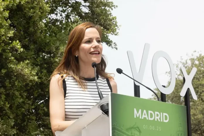 José Antonio Fuster Lamelas, Santiago Abascal Conde, Isabel Pérez Moñino-Aranda en Navalagamella (Comunidad de Madrid), comida con afiliados de VOX, comida-acto de VOX (6) FOTOGRAFÍA. NAVALAGAMELLA (COMUNIDAD DE MADRID) REINO DE ESPAÑA. 01 DE JUNIO DE 2025. El presidente de VOX, Santiago Abascal Conde; junto a la portavoz nacional de VOX en Agenda España y portavoz del grupo Parlamentario en la Asamblea de Madrid, Isabel Pérez Moñino-Aranda (en la imagen); y al presidente del Comité Ejecutivo (CEP) de VOX en la provincia de Madrid, José Antonio Fuster Lamelas; ha participado este mediodía en una comida multitudinaria, de más de "1.300 personas", en Navalagamella, un municipio y localidad española de la Comunidad de Madrid y término municipal que tiene una población de 3.111 habitantes, según datos del Instituto Nacional de Estadística (INE) para 2024. Lasvocesdelpueblo (Ñ Pueblo)