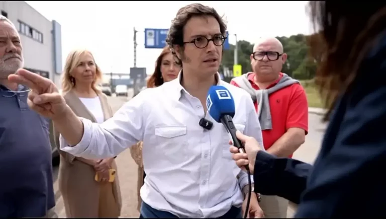 FOTOGRAFÍA. ASTURIAS (REINO DE ESPAÑA), 20 DE JUNIO DE 2025. El portavoz adjunto de VOX en el Congreso y portavoz nacional de Economía atiende a los medios de comunicación ante la sede del Ministerio de Transportes, José María Figaredo Álvarez-Sala (José María Figaredo), se ha reunido este viernes con los obreros del sector industrial de Asturias después de registrarse fallos en la Red Eléctrica Española que provocó un apagón nacional durante varias horas. El político español ha puesto a los 33 diputados de su formación a disposición de partidos de la Izquierdas para que presenten una moción de censura contra contra el Gobierno de España del Partido Socialista (PSOE) siempre que esa iniciativa sea para "convocar elecciones, echar al corrupto" presidente del Gobierno, Pedro Sánchez Pérez-Castejón, "y sentarlo en el banquillo". Lasvocesdelpueblo (Ñ Pueblo)