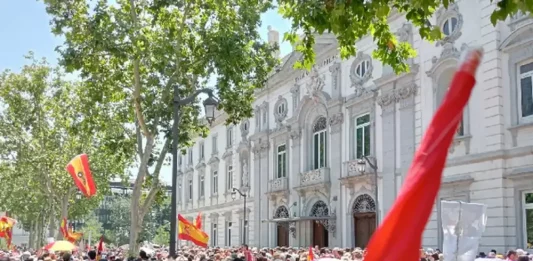 FOTOGRAFÍA. MADRID (REINO DE ESPAÑA), 28 DE JUNIO DE 2025. Vista de la concentración convocada por cinco asociaciones de jueces y fiscales Asociación Profesional de Magistratura (APM), la Asociación Judicial Francisco de Vitoria (AJFV), Foro Judicial Independiente (FJI), la Asociación de Fiscales (AF) y la Asociación Profesional e Independiente de Fiscales (APIF) frente al Tribunal Supremo en protesta por los proyectos legislativos emprendidos por el Gobierno de España de pedro Sánchez Pérez-Castejón, que reforman el acceso a la carrera y el estatuto del Ministerio Fiscal, la llamada "Ley Bolaños" o "Ley Begoña Gómez", atacando y destruyendo totalmente la independencia judicial, instaurando la dictadura a fuego lento en España, para poder perpetuarse en el poder en caso de un fraude electoral masivo como en Venezuela (sus jueces y fiscales saldrán a confirmar su victoria electoral). Efe