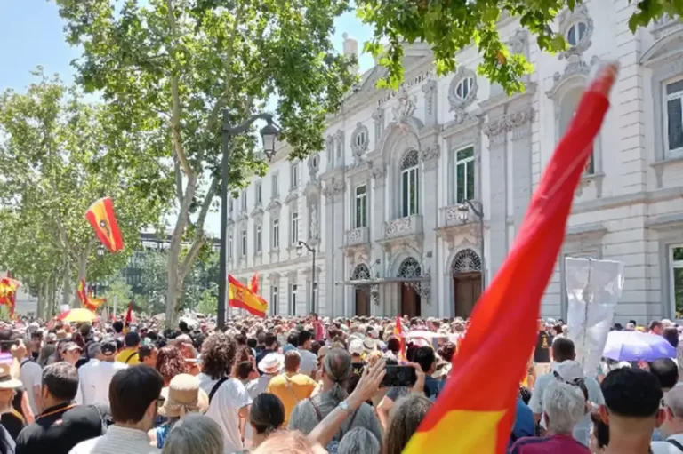 FOTOGRAFÍA. MADRID (REINO DE ESPAÑA), 28 DE JUNIO DE 2025. Vista de la concentración convocada por cinco asociaciones de jueces y fiscales Asociación Profesional de Magistratura (APM), la Asociación Judicial Francisco de Vitoria (AJFV), Foro Judicial Independiente (FJI), la Asociación de Fiscales (AF) y la Asociación Profesional e Independiente de Fiscales (APIF) frente al Tribunal Supremo en protesta por los proyectos legislativos emprendidos por el Gobierno de España de pedro Sánchez Pérez-Castejón, que reforman el acceso a la carrera y el estatuto del Ministerio Fiscal, la llamada "Ley Bolaños" o "Ley Begoña Gómez", atacando y destruyendo totalmente la independencia judicial, instaurando la dictadura a fuego lento en España, para poder perpetuarse en el poder en caso de un fraude electoral masivo como en Venezuela (sus jueces y fiscales saldrán a confirmar su victoria electoral). Efe