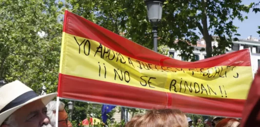 FOTOGRAFÍA. MADRID (REINO DE ESPAÑA), 28 DE JUNIO DE 2025. Vista de la concentración convocada por cinco asociaciones de jueces y fiscales Asociación Profesional de Magistratura (APM), la Asociación Judicial Francisco de Vitoria (AJFV), Foro Judicial Independiente (FJI), la Asociación de Fiscales (AF) y la Asociación Profesional e Independiente de Fiscales (APIF) frente al Tribunal Supremo en protesta por los proyectos legislativos emprendidos por el Gobierno de España de pedro Sánchez Pérez-Castejón, que reforman el acceso a la carrera y el estatuto del Ministerio Fiscal, la llamada "Ley Bolaños" o "Ley Begoña Gómez", atacando y destruyendo totalmente la independencia judicial, instaurando la dictadura a fuego lento en España, para poder perpetuarse en el poder en caso de un fraude electoral masivo como en Venezuela (sus jueces y fiscales saldrán a confirmar su victoria electoral). Efe
