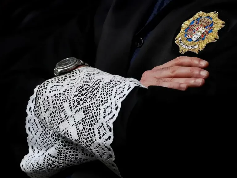 FOTOGRAFÍA. MADRID (REINO DE ESPAÑA), 19 DE NOVIEMBRE DE 2018. Detalle de la toga de un juez en España. Efe