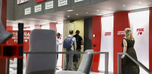 FOTOGRAFÍA. MADRID (REINO DE ESPAÑA), 20 DE JUNIO DE 2025. Caso Koldo. La Unidad Central Operativa (UCO) de la Guardia Civil ha accedido este viernes a la sede del Partido Socialista Obrero Español (PSOE), en la calle Ferraz, a petición del Tribunal Supremo, para clonar el correo corporativo del exsecretario de Organización del partido Santos Cerdán, investigado por adjudicaciones presuntamente irregulares. Efe