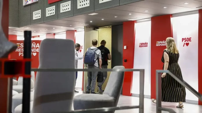 La Guardia Civil entra en la sede del PSOE en calle Ferraz por CORRUPCIÓN (2) FOTOGRAFÍA. MADRID (REINO DE ESPAÑA), 20 DE JUNIO DE 2025. Caso Koldo. La Unidad Central Operativa (UCO) de la Guardia Civil ha accedido este viernes a la sede del Partido Socialista Obrero Español (PSOE), en la calle Ferraz, a petición del Tribunal Supremo, para clonar el correo corporativo del exsecretario de Organización del partido Santos Cerdán, investigado por adjudicaciones presuntamente irregulares. Efe