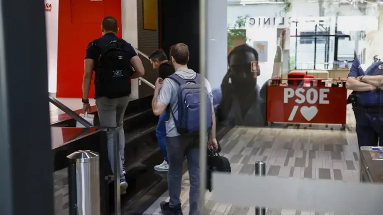 FOTOGRAFÍA. MADRID (REINO DE ESPAÑA), 20 DE JUNIO DE 2025. Caso Koldo. La Unidad Central Operativa (UCO) de la Guardia Civil ha accedido este viernes a la sede del Partido Socialista Obrero Español (PSOE), en la calle Ferraz, a petición del Tribunal Supremo, para clonar el correo corporativo del exsecretario de Organización del partido Santos Cerdán, investigado por adjudicaciones presuntamente irregulares. Efe