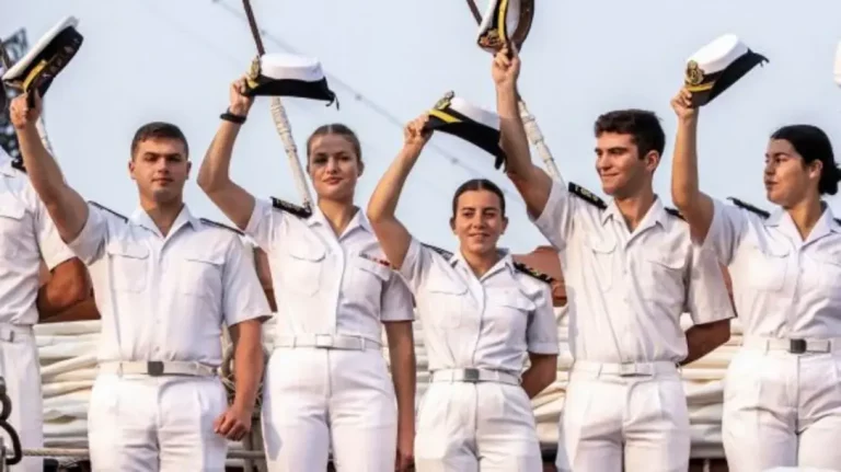 FOTOGRAFÍA. NUEVA YORK (ESTADOS UNIDOS DE AMÉRICA), 04 DE JUNIO DE 2025. La princesa Leonor de Borbón (2i) saluda junto a sus compañeros durante la escala del Buque-Escuela de la Armada Española "Juan Sebastián de Elcano" en Nueva York, este pasado 4 miércoles de junio. Efe